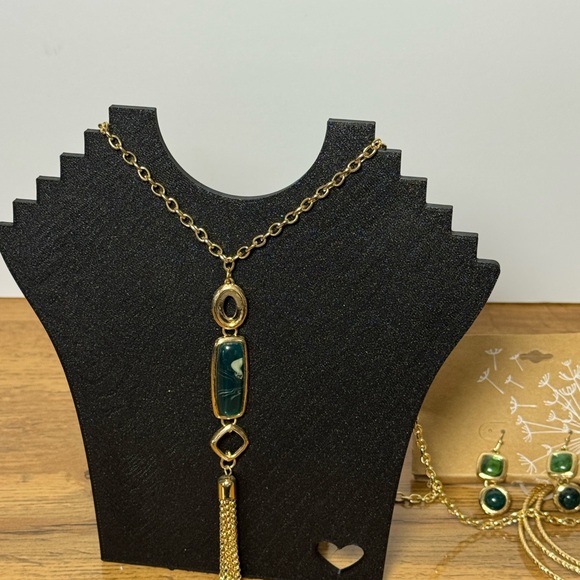 NWT Green Stone Tassel Necklace Earrings Bracelet Set Gold Tone Jewelry - Picture 4 of 4